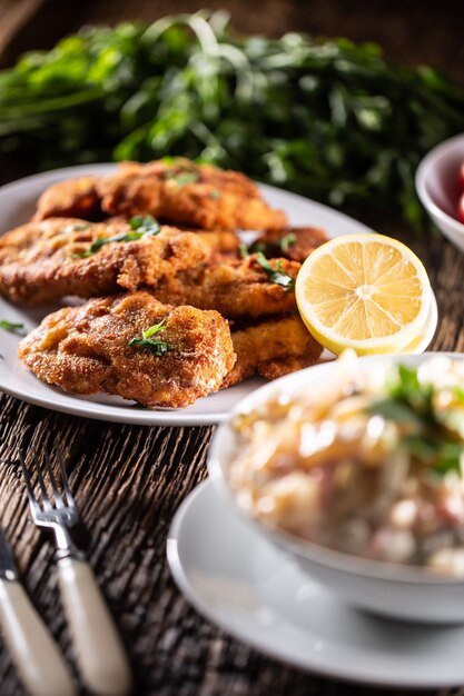 Bistecche fritte e insalata di patate, piatto tipico delle feste natalizie o pasquali.