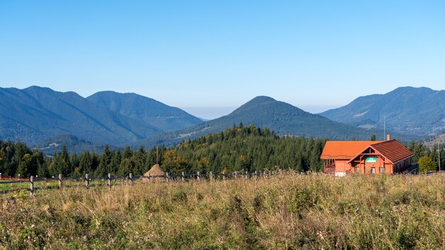 BISTRITA, TRANSILVANIA/ROMANIA - 18 SETTEMBRE: Una fattoria vicino a Bistrita Transilvania Romania il 18 settembre 2018