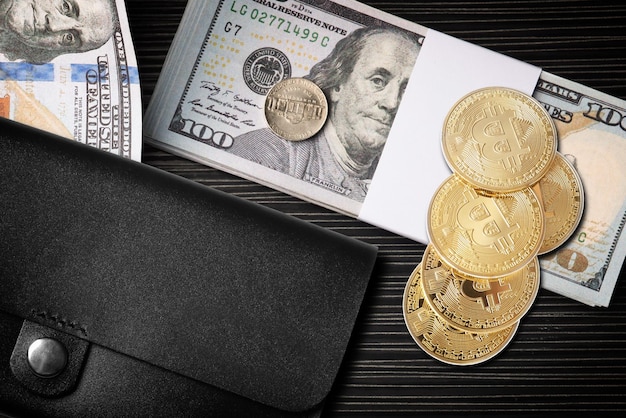 Bitcoin banconote in dollari monete e portafogli su fondo di legno nero piatto