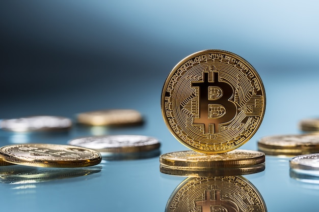 Bitcoin. Bitcoin d'oro e d'argento - criptovaluta virtuale.