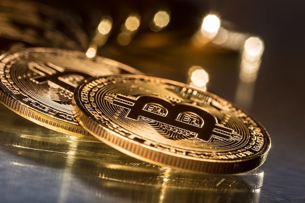 Bitcoin. Bitcoin d'oro e d'argento - criptovaluta virtuale.