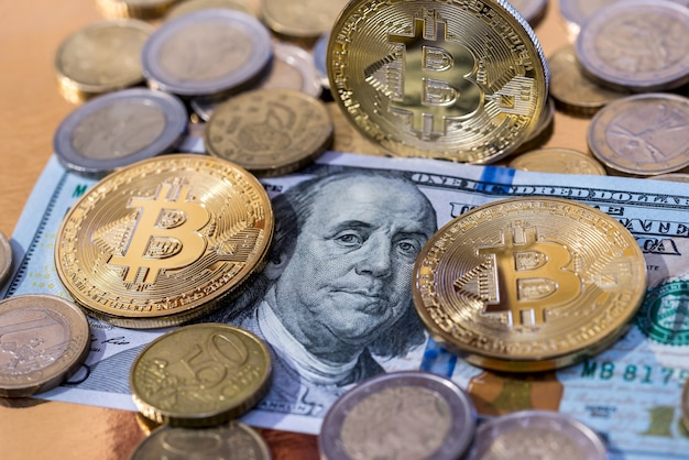 Bitcoin con banconote e monete in dollari