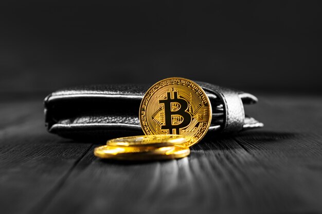 Bitcoin con dollaro sul nero isolato della borsa