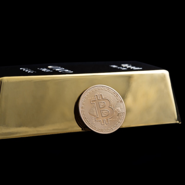 Bitcoin criptovaluta e lingotti d&#39;oro su sfondo nero.