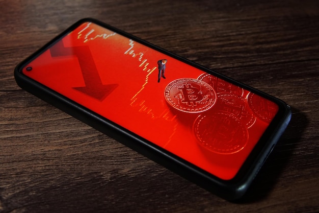 Bitcoin criptovaluta in smartphone Mercato rosso