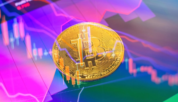 Bitcoin criptovaluta nuova versione sullo sfondo del circuito elettronico del computer Denaro virtuale in criptovaluta Bitcoin d'oro