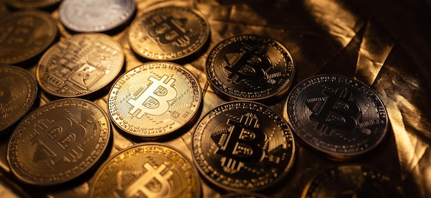 Bitcoin Cryptocurrency rappresentata come monete d'oro. Sfondo delle risorse future, estrazione mineraria in sfondo dorato