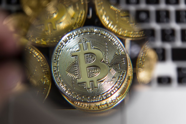 Bitcoin d'argento di denaro virtuale sotto una lente di ingrandimento