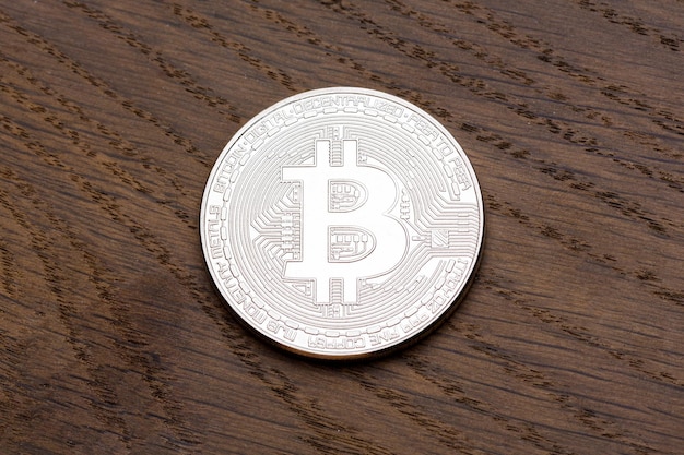 Bitcoin d'argento fisico in valuta digitale sul legno