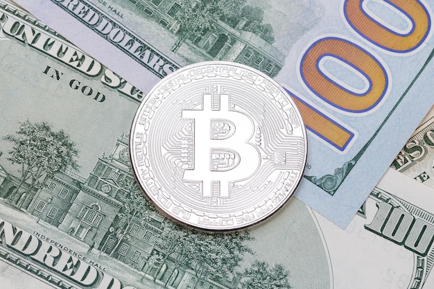 Bitcoin d'argento su dollari USA. Concetto di scambio di denaro elettronico. Foto ad alta risoluzione.