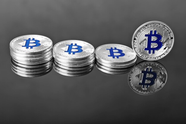 Bitcoin d'argento su sfondo scuro