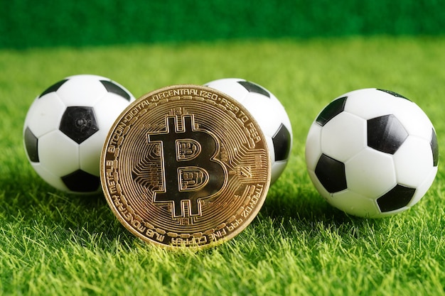 Bitcoin d'oro con pallone da calcio o criptovaluta da calcio utilizzata nelle scommesse sportive online