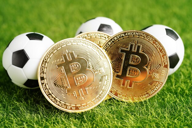 Bitcoin d'oro con pallone da calcio o criptovaluta da calcio utilizzata nelle scommesse sportive online