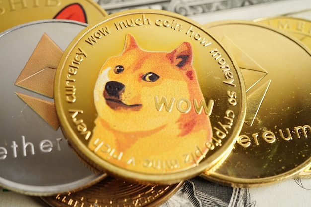 Bitcoin d'oro su banconote in dollari statunitensi denaro per affari e commerciali valuta digitale criptovaluta virtuale tecnologia blockchain