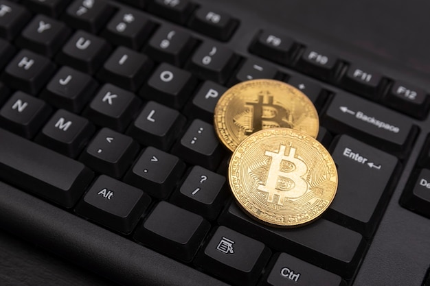 Bitcoin d'oro sulla tastiera del computer si chiuda. Denaro virtuale elettronico e concetto di criptovaluta mineraria.