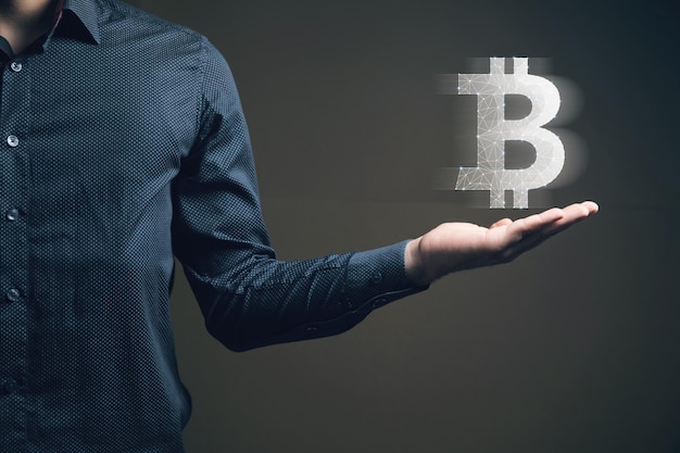 Bitcoin dall'uomo della criptovaluta di rete che tiene in mano