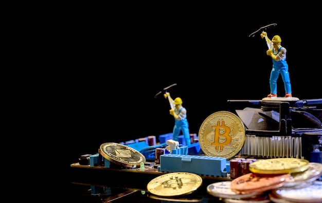 Bitcoin di Crypto valuta con oro, denaro e giocattolo in miniatura. Nuovo virtuale di tecnologia e business per la blockchain