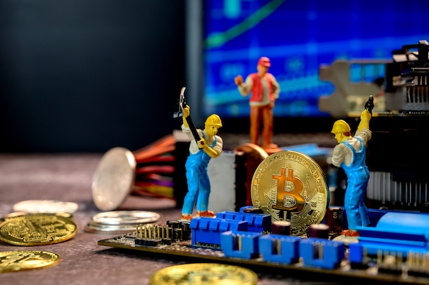 Bitcoin di Crypto valuta con oro, denaro e giocattolo in miniatura. Nuovo virtuale di tecnologia e business per la blockchain