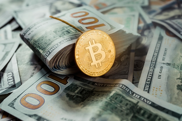 Bitcoin dorati che si trovano sui dollari americani