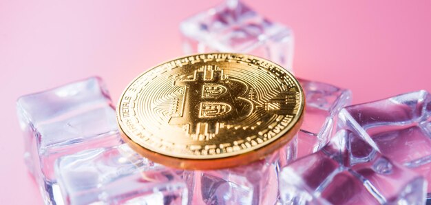 Bitcoin dorati con sfondo rosa chiaro Nuovo denaro virtuale su internet