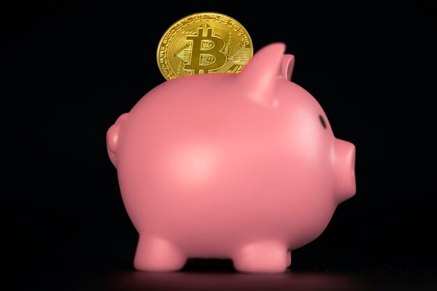 Bitcoin dorato con salvadanaio concetto di investimento in criptovaluta denaro virtuale risparmio di criptovaluta...