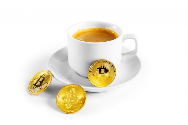 Bitcoin dorato di criptovaluta che sta sulla tazza di caffè isolata