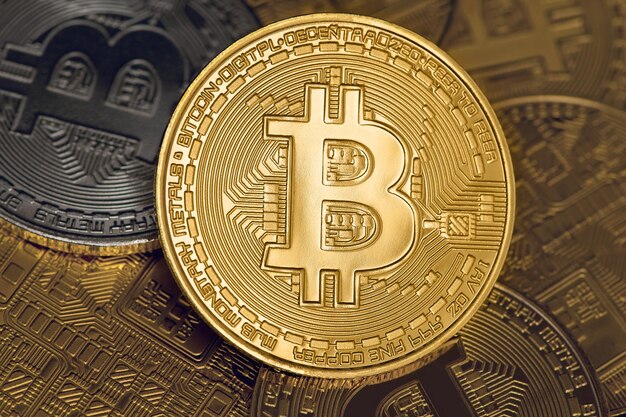 Bitcoin dorato di criptovaluta sullo sfondo di monete d'oro e d'argento Concetto di e-commerce di criptovaluta Foto di alta qualità