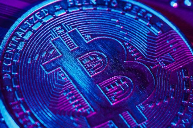 Bitcoin dorato e chip per computer