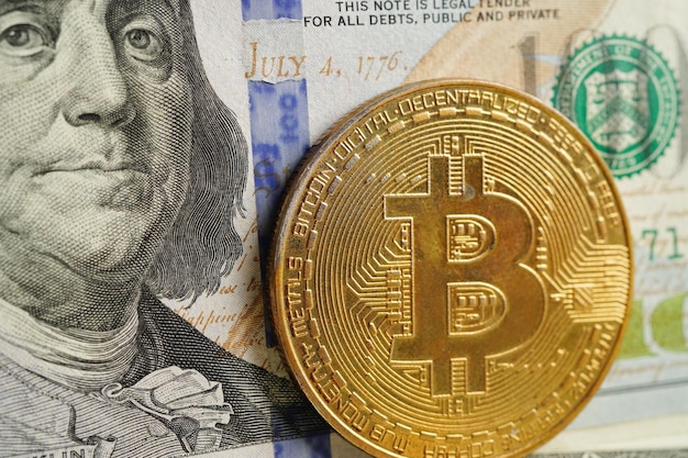 Bitcoin dorato su banconote in dollari USA denaro per affari e commerciali Valuta digitale Tecnologia blockchain di criptovaluta virtuale