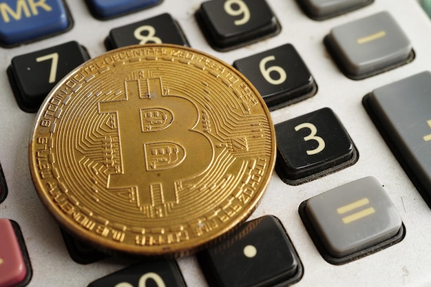 Bitcoin dorato su banconote in dollari USA denaro per affari e commerciali Valuta digitale Tecnologia blockchain di criptovaluta virtuale
