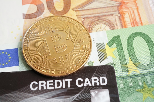 Bitcoin dorato su banconote in euro denaro per affari e commerciali Valuta digitale Cryptocu virtuale