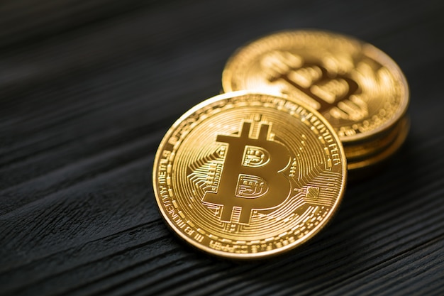 Bitcoin dorato su fondo di legno