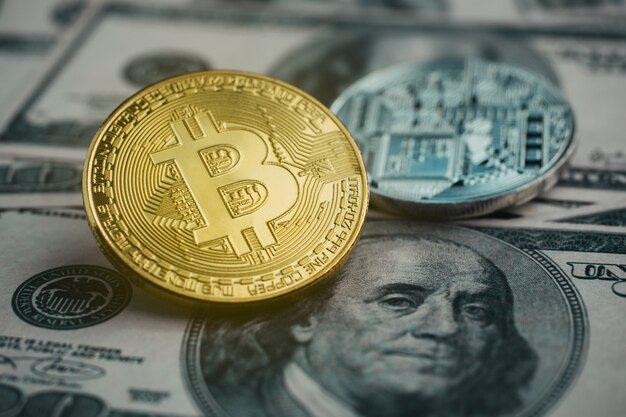 Bitcoin dorato sulla priorità bassa della banconota del dollaro