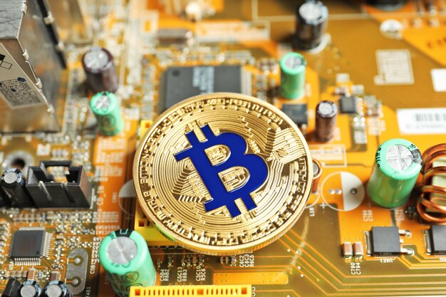 Bitcoin dorato sulla scheda madre del PC