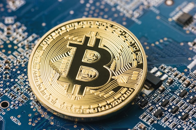 Bitcoin dorato sulla superficie della scheda madre