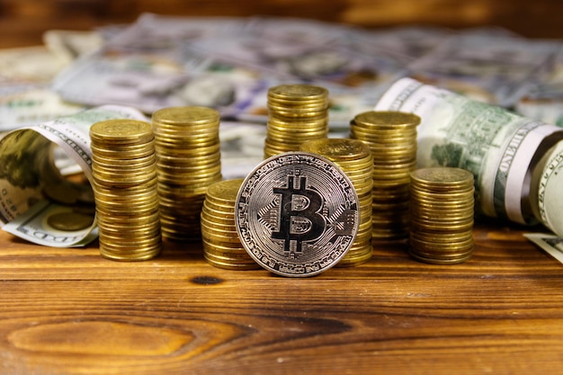 Bitcoin e dollari d'argento su fondo di legno