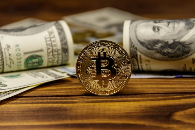 Bitcoin e dollari dorati su fondo di legno
