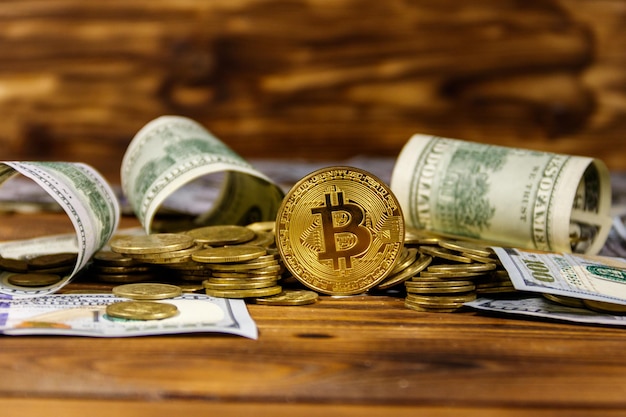 Bitcoin e dollari dorati su fondo di legno