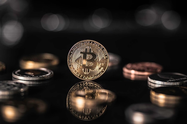 Bitcoin è il leader delle criptovalute. Moneta su sfondo nero.