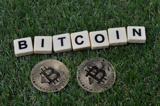 Bitcoin e lettere scrabble con testo BITCOIN