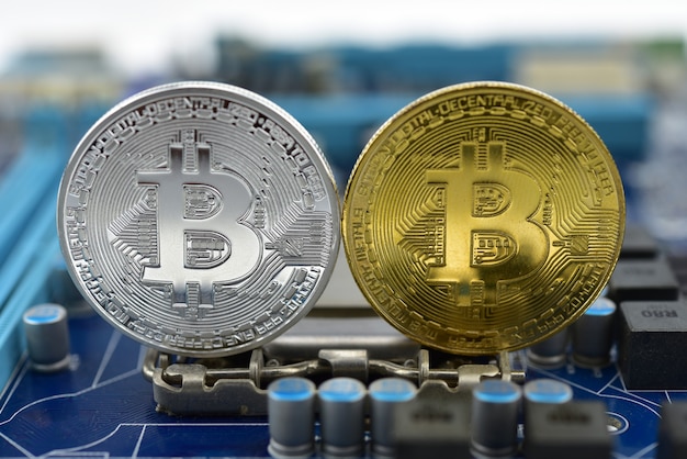 Bitcoin e scheda madre oro e argento