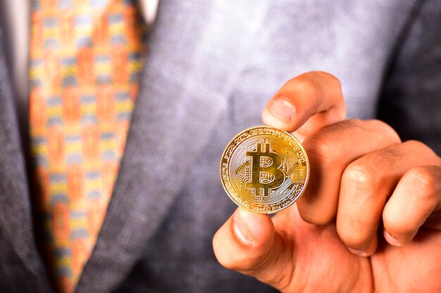 bitcoin in mano di uomo d'affari con tuta