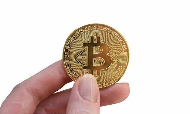 Bitcoin in mano isolato su sfondo bianco primo piano. Le dita tengono bitcoin d'oro, la mano tiene una moneta d'oro