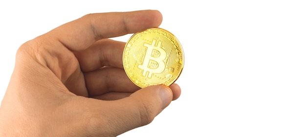 Bitcoin in mano primo piano su sfondo bianco isolato, foto di criptovaluta