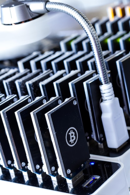 Bitcoin mining dispositivi USB di fila con piccoli fan.