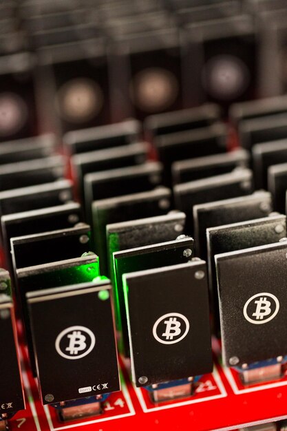 Bitcoin mining dispositivi USB su un grande hub USB.