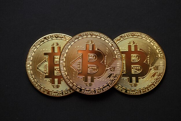 Bitcoin moneta d'oro su sfondo scuro.