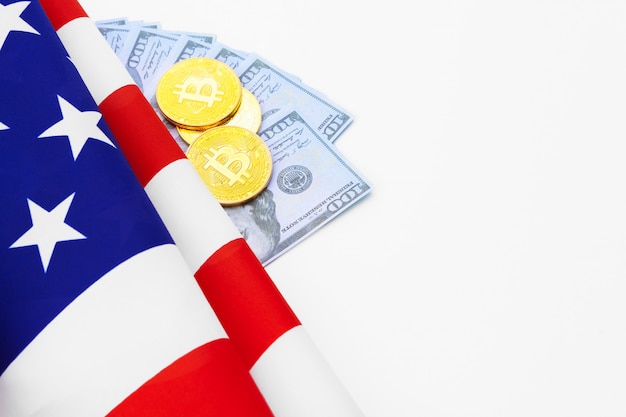 Bitcoin monete fisiche sulla bandiera americana con dollari