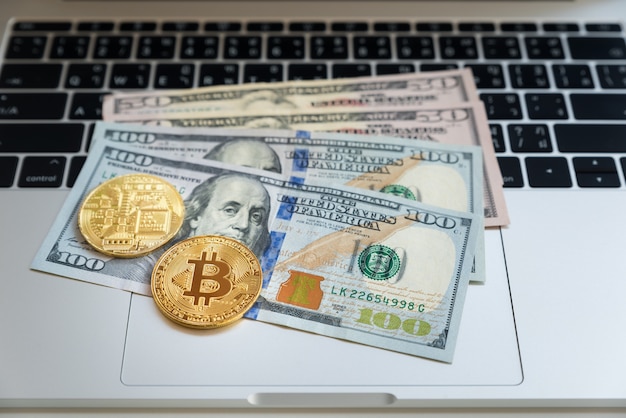 Bitcoin nuovo denaro virtuale con il dollaro americano notback sul keybroad