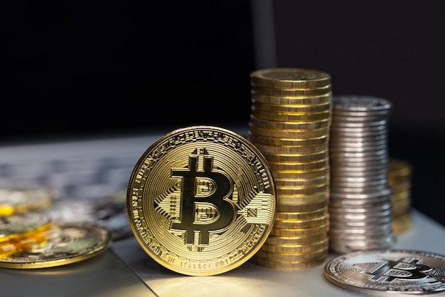 Bitcoin oro su sfondo scuro